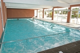 constructeur de piscines professionnelles sur-mesure, bassin intérieur, espace détente.